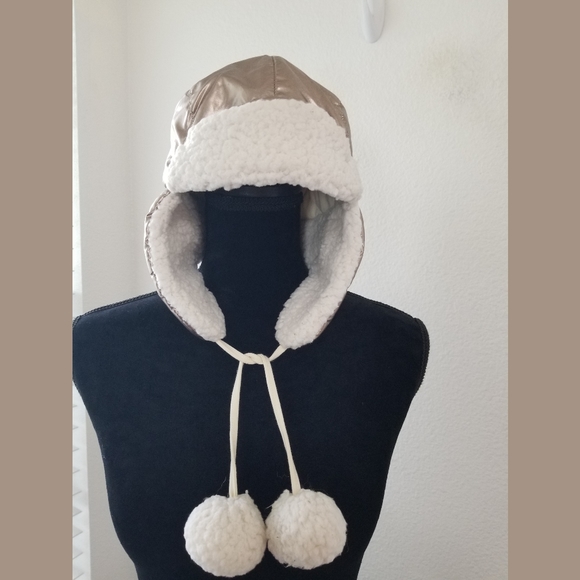 Aerie NWOT Gold Metallic Pompom Winter Hat - Picture 1 of 8